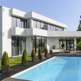 vivienda moderna con ventanas pvc y una piscina