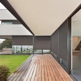 Una vivienda moderna con las persianas